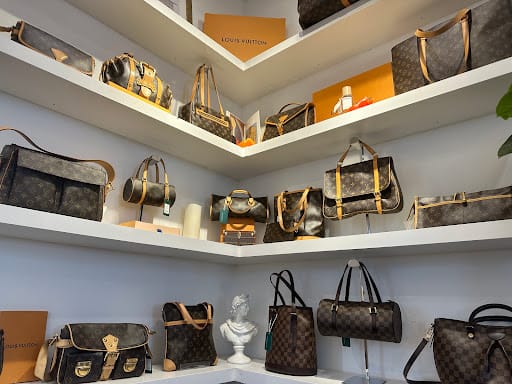 The Née Vintage Store