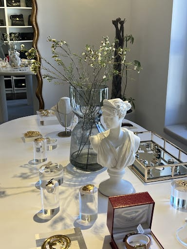 The Née Vintage Store