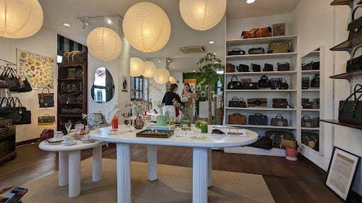 The Née Vintage Store