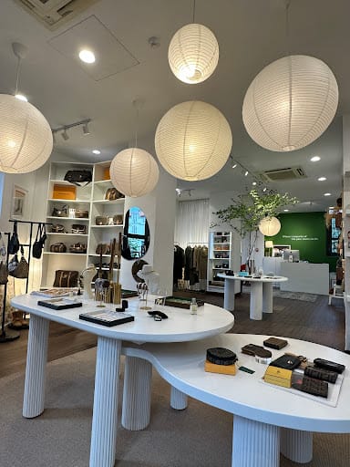 The Née Vintage Store